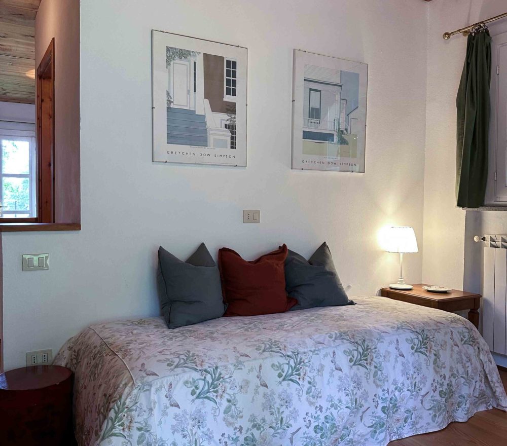 Villa-simplicitas-camera 4 - junior suite o tripla - annesso al giardino-divano-2